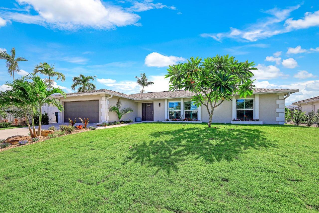 Waterfront Oasis Re Done Throughout 1 Mile From Winterberry Beach Access Pt in Marco Island, United States