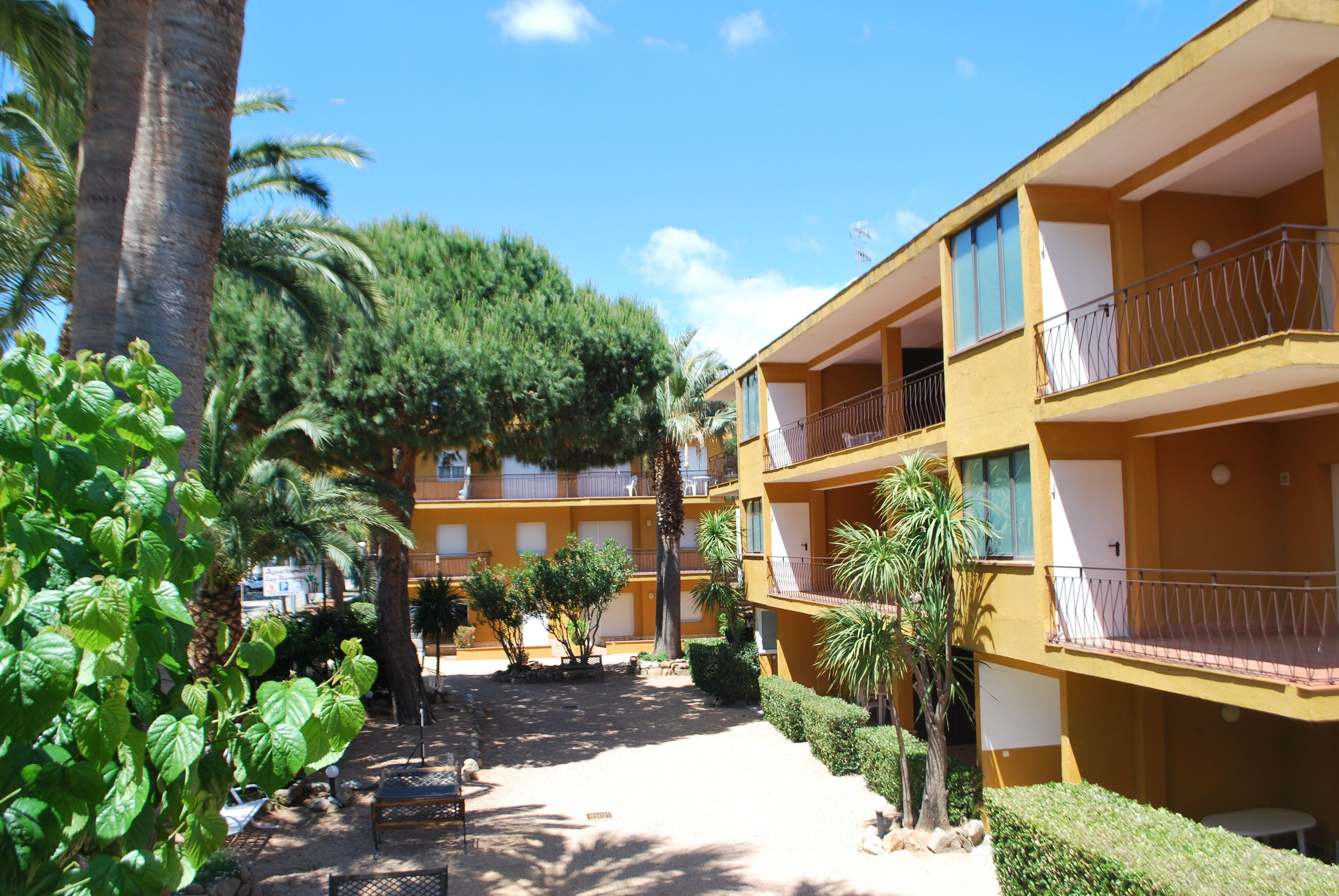 Apartamentos Les Palmeres — 4-Star Luxury Hotel in Castell-Platja D'aro, Spain