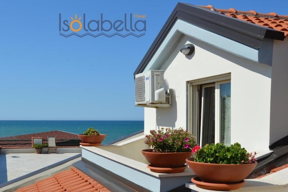 Isolabella - carbon neutral hotel in Ischitella