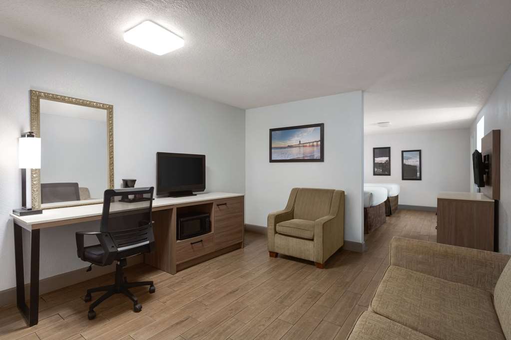 La Quinta Inn & Suites by Wyndham Oceanfront Daytona Beach - photo 26