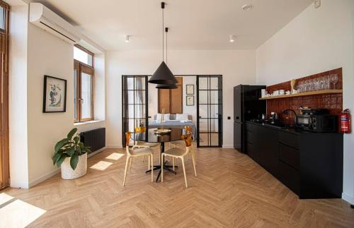 Chic 2BR Center Apt with View By Wehost