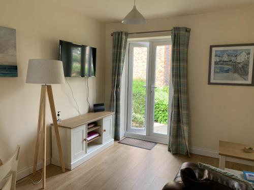 Seaside Cottage The Bay 2 bedrooms patio parking nearby 2 dogs welcome