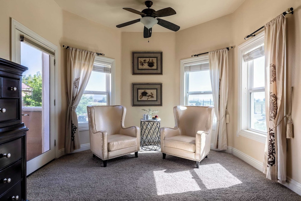 Sleeps 20 Vineyard Estate w Resort Pool Spa Game Room Wilson Creek Manor by AvantStay - photo 18