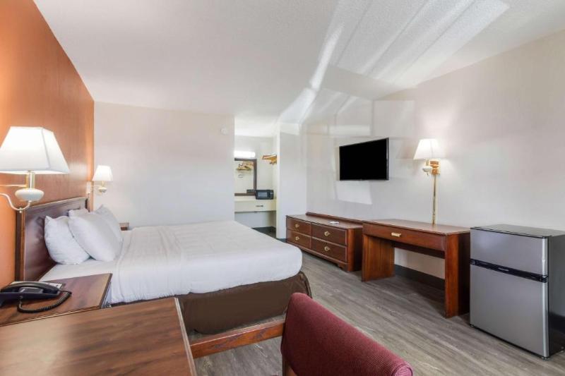 Rodeway Inn - photo 13