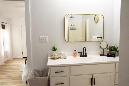 Maple Retreat with Big Pool in Dundee, United States