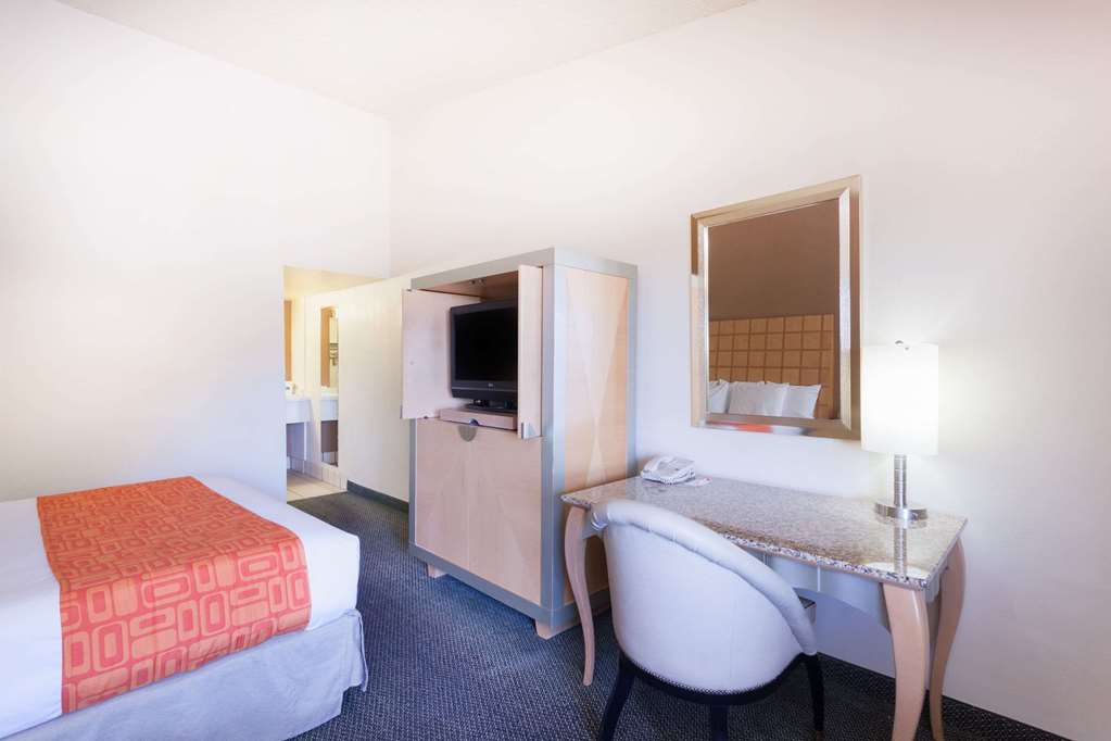 Howard Johnson by Wyndham Yuma - photo 8