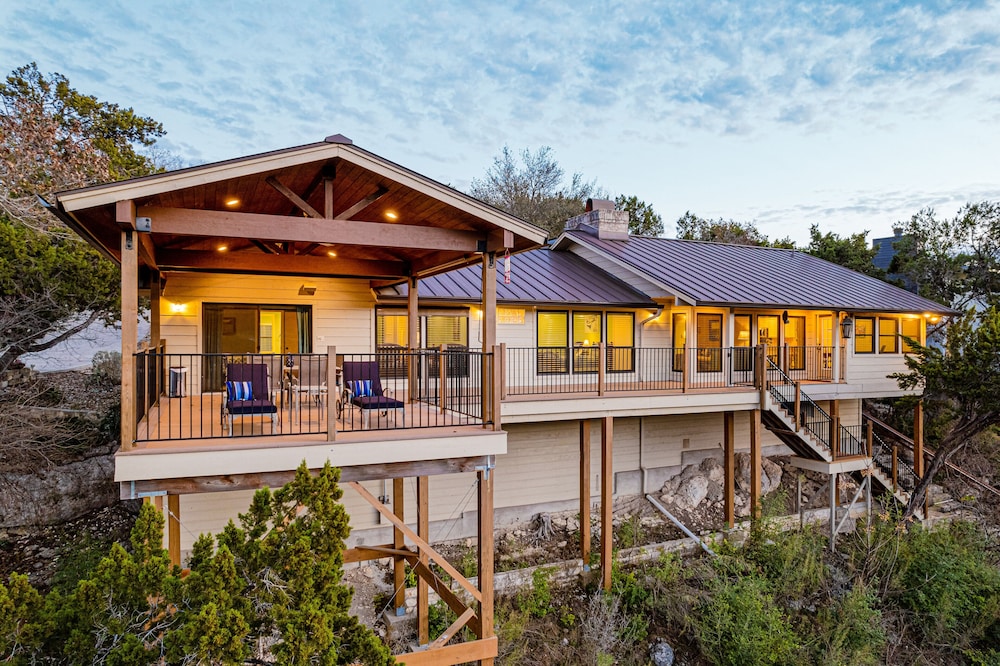 Waterfront Home on Lake Travis — 4-Star Luxury Hotel in Lakeway, United States