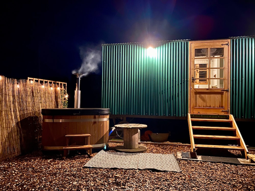 Shepherd's Hut Rutland Water — hotel in Manton