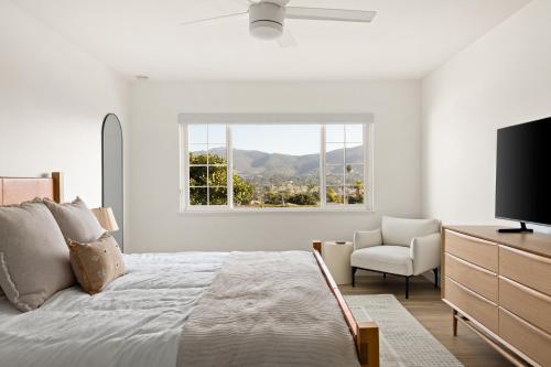 Modern Escape w Mountain Views Walk to Lake Golf Resort Dining in San Marcos, United States