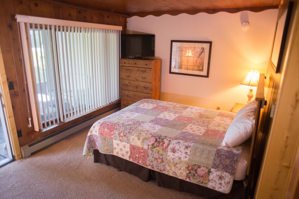 M 22 Inn Suttons Bay - photo 10