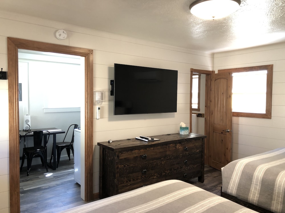 Yellowstone Riverside Cottages - photo 8