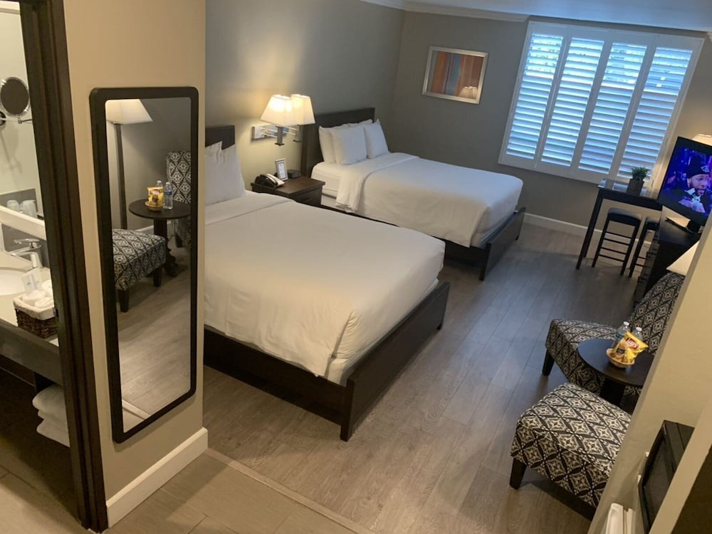 GreenTree Inn & Suites Alhambra - photo 43