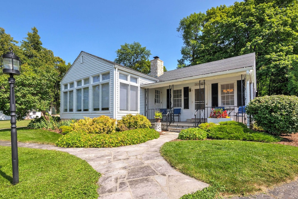 Boutique Home in Door County with Eagle Harbor Views — 4-Star Luxury Hotel in Ephraim, United States