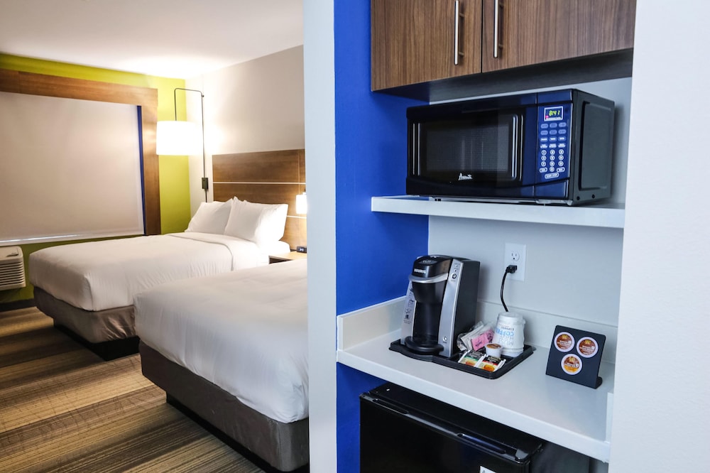 Holiday Inn Express & Suites Houston IAH Beltway 8 by IHG - photo 23