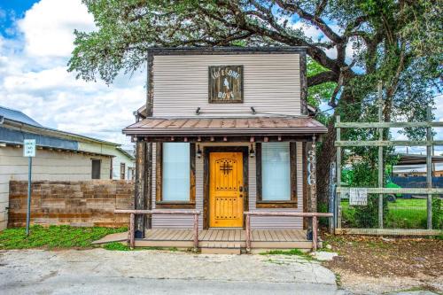 Lonesome Dove Bandera Cabin — 4-Star Luxury Hotel in Bandera, United States