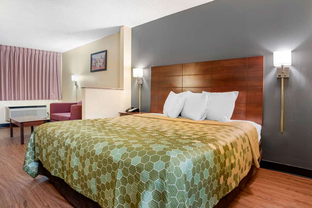 Econo Lodge Inn & Suites Forest - photo 16