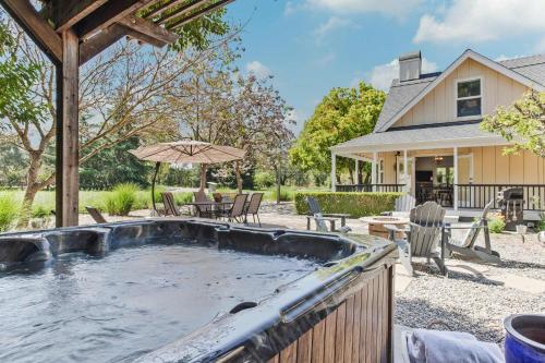 Charming 4BR Wine Country Getaway with Spa & Firepit — 4-Star Luxury Hotel in Kenwood, United States