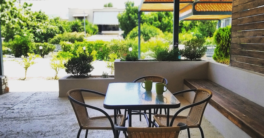 Petries Studios - last minute hotel in Ayioi Apostoloi