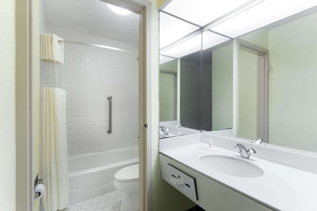 Days Inn by Wyndham Savannah Airport - photo 10