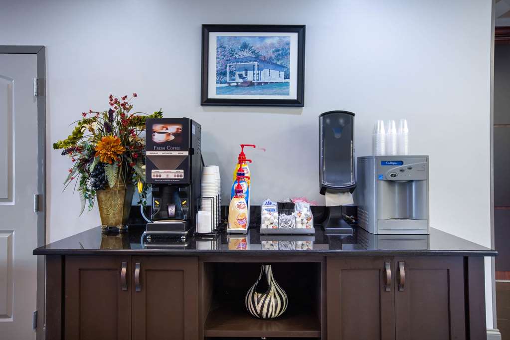 La Quinta Inn & Suites by Wyndham Tupelo - photo 32