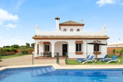Villa Juani Solo Familias — 4-Star Luxury Hotel in Conil De La Frontera, Spain