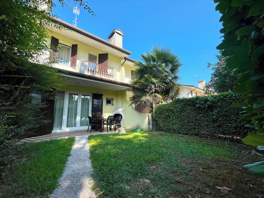 Beautiful Villa for 6 Guests With Shared Pool — 4-Star Luxury Hotel in Caorle, Italy