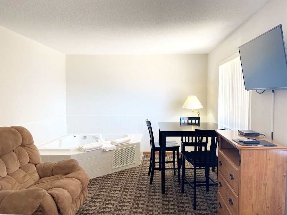 Burke Inn Motel & Suites - photo 13