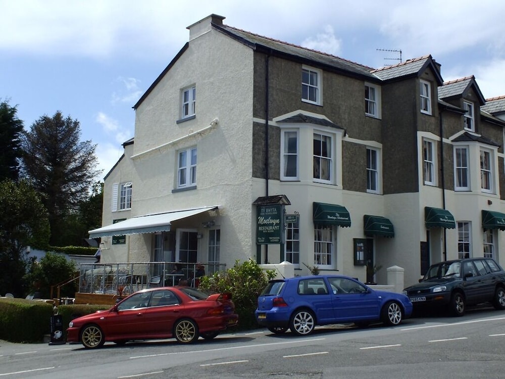 The Moelwyn Hotel & Restaurant in Criccieth, United Kingdom