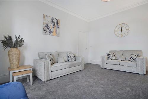 Spacious Retreat with Backyard Bliss Sleeps 7 — 4-Star Luxury Hotel in Bishop Auckland, United Kingdom