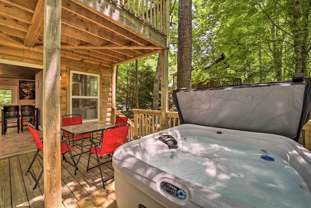 Cozy Whittier Cabin and Yard and Hot Tub Pets Welcome — 4-Star Luxury Hotel in Whittier, United States