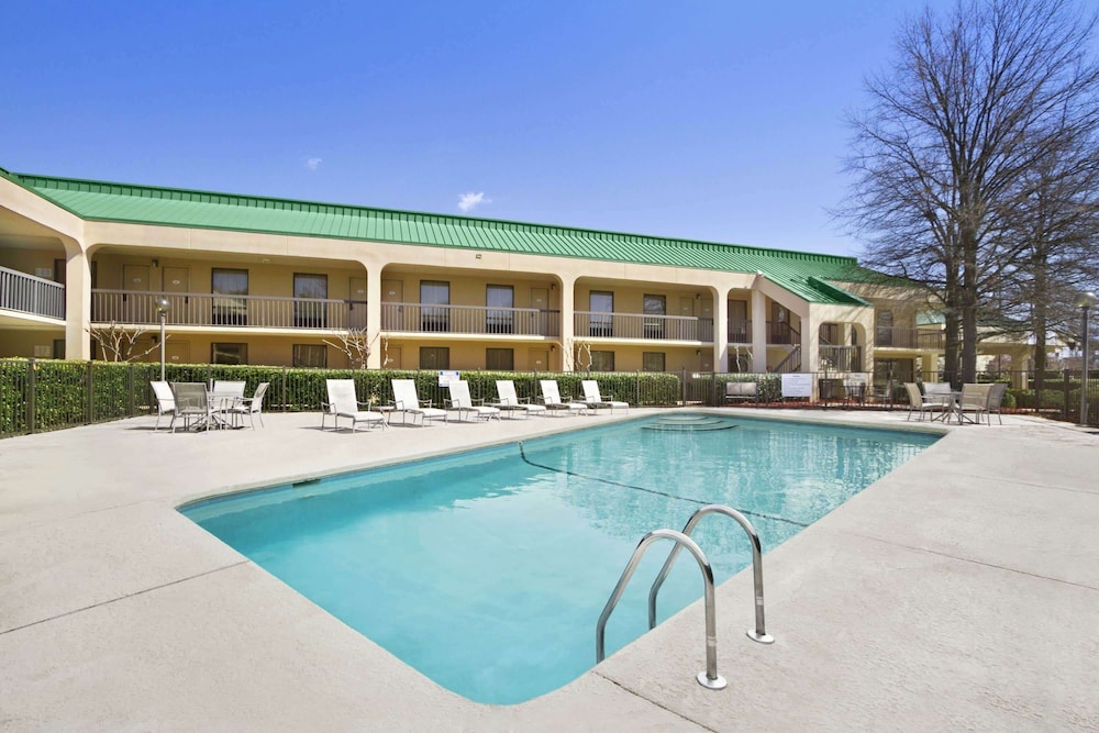Howard Johnson by Wyndham Greensboro Near the Coliseum - photo 8