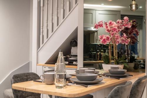 The Old Coach House luxury Harrogate Home Detached Quite Stylish whole house short walk from the Conference town centre