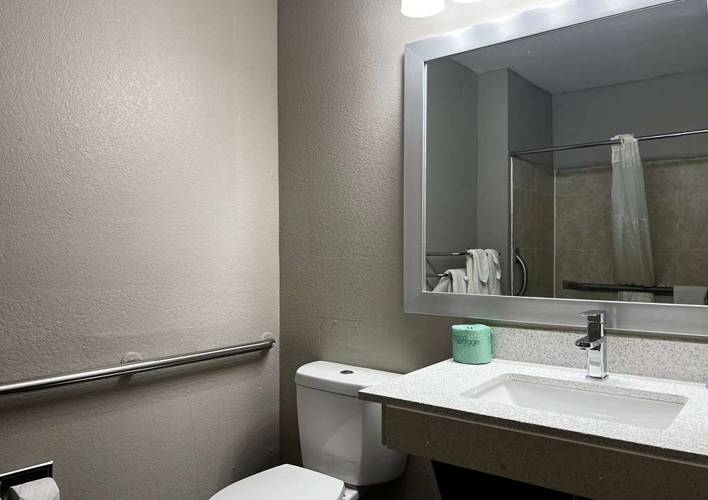 Econo Lodge - photo 14