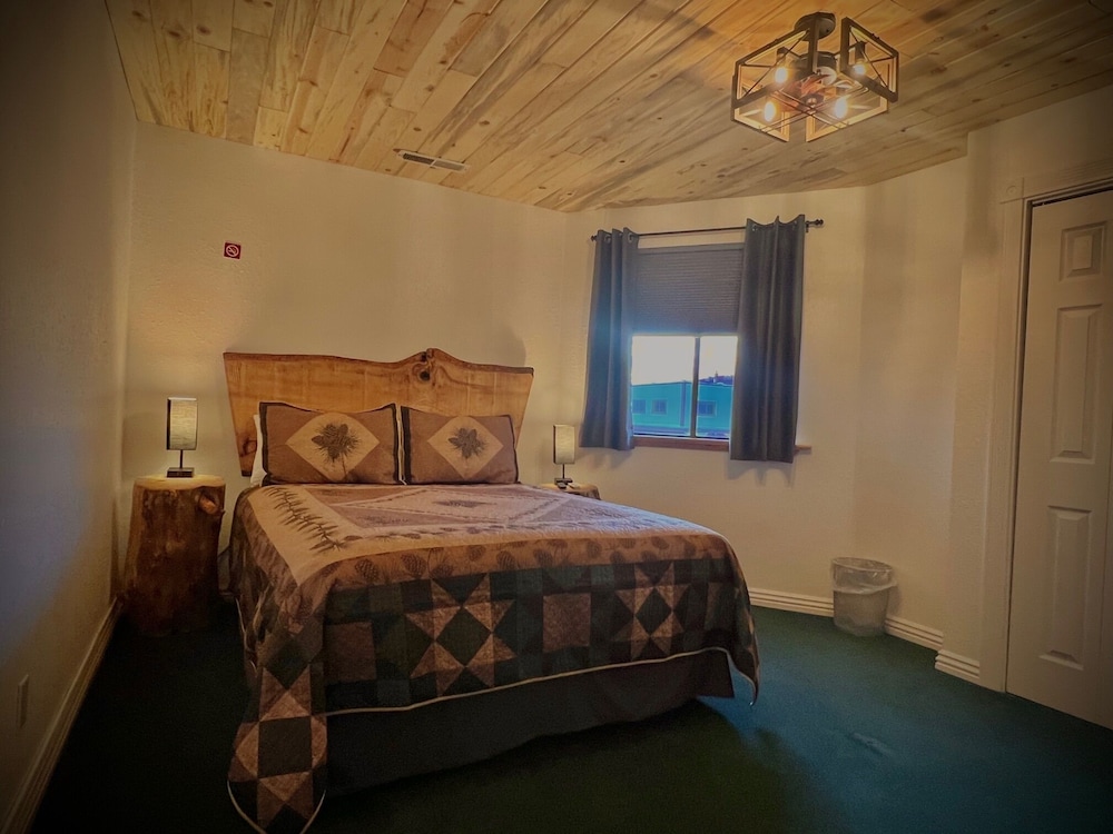 The Snuggle Inn - photo 34