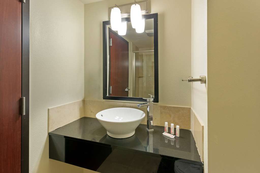 Days Inn & Suites by Wyndham Milwaukee - photo 7