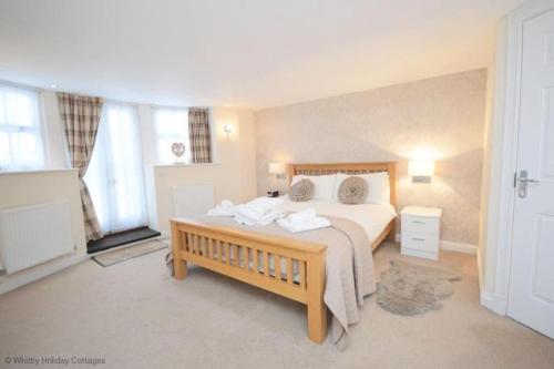 Exceptional Two Bedroom Accommodation in Central Whitby with Parking and Stunning Views