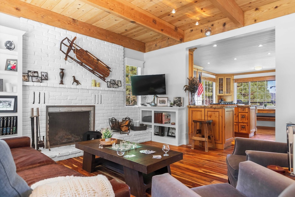 Sauna Lake Views Firepits Walk to Lake & Trails Zurich Drive by Avantstay in Lake Arrowhead, United States