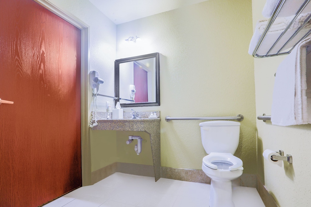 Evansville Inn & Suites By OYO - photo 33