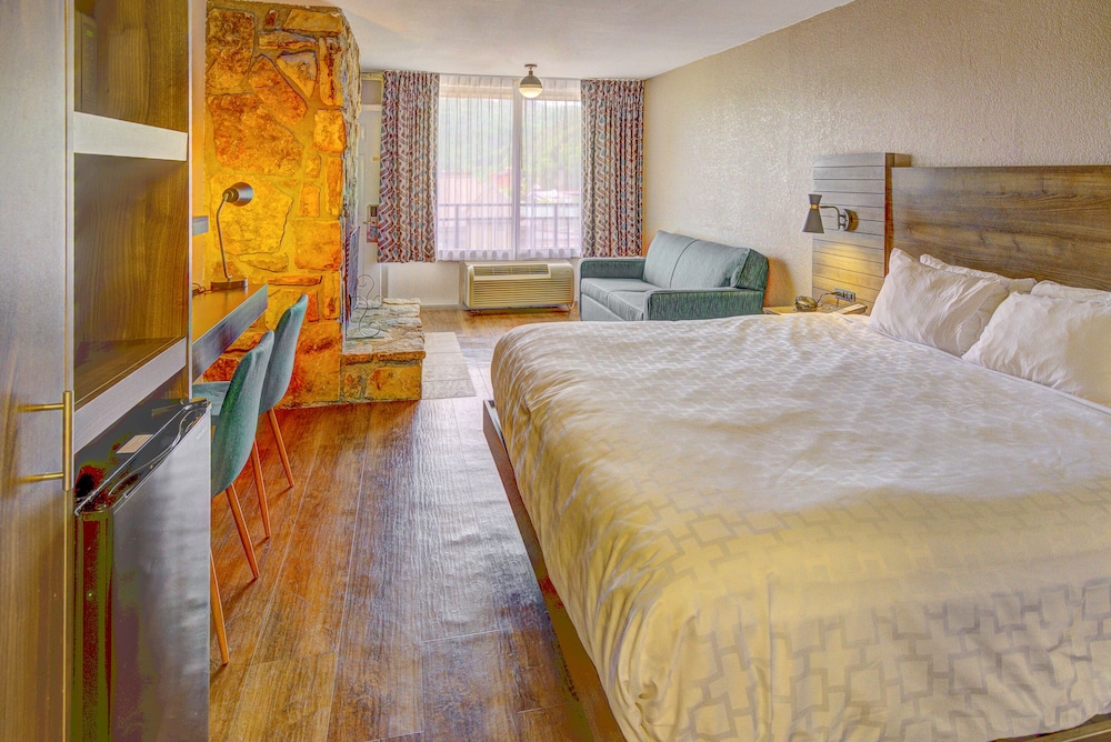 Clarion Pointe Downtown Gatlinburg - photo 26