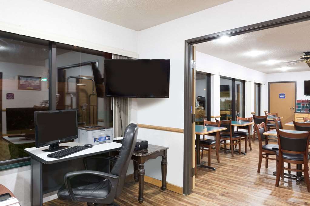 Howard Johnson by Wyndham Wichita Airport - photo 15