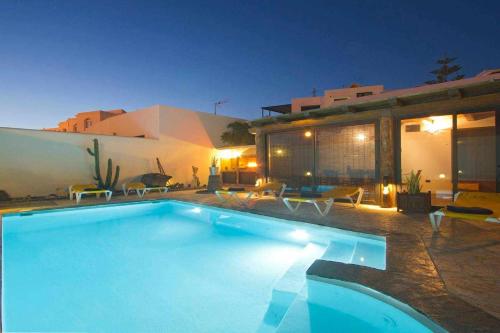 V PRINCESA. Piscina con piscina climatizada y BBQ — 4-Star Luxury Hotel in Puerto Del Carmen, Spain