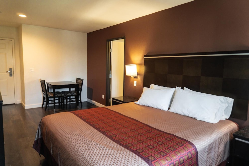 Maywood Inn - photo 19
