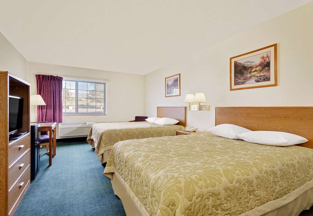 Super 8 by Wyndham Battle Mountain - photo 11