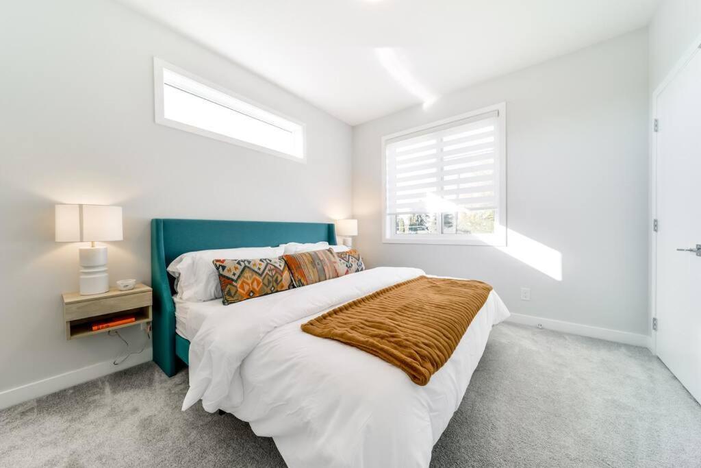 Modern Nordic Escape 3BR Near WEM & DT AirCon & Fireplace Wifi Sleeps 6 in Edmonton, Canada