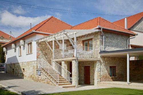 Szarka DownTown Vendégház in Mad, Hungary