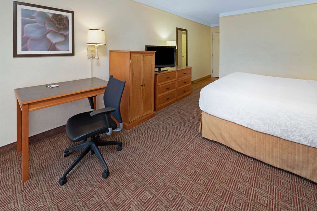 La Quinta Inn & Suites by Wyndham Salt Lake City Layton - photo 9