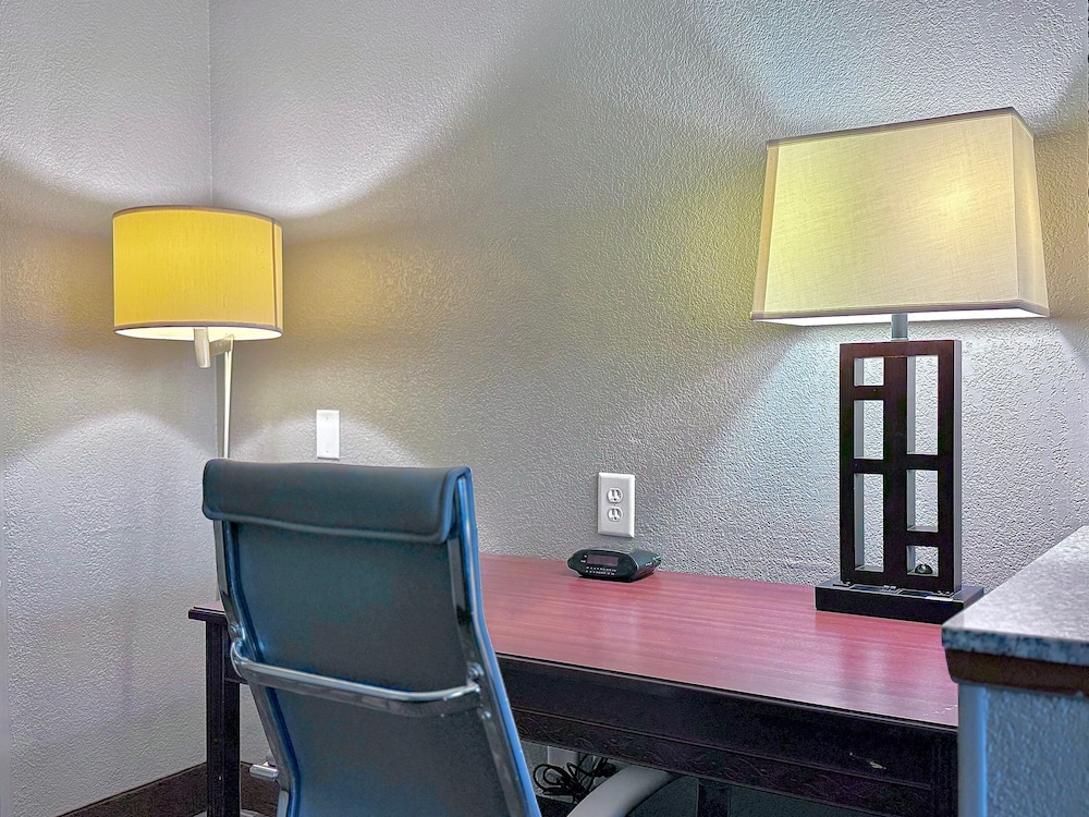 Economy Inn & Suites Cedar Rapids - photo 11