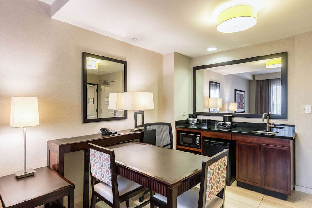 Embassy Suites Newark Airport - photo 18