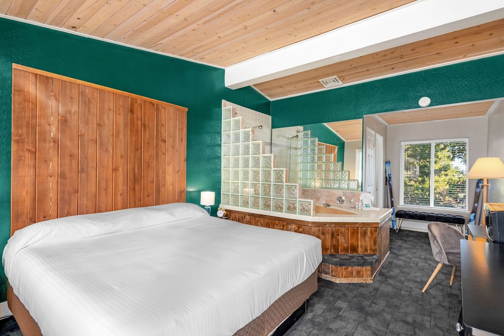 The Inn at Boatworks - photo 17