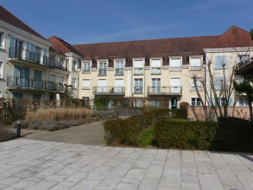 123home Le middle town in Serris, France